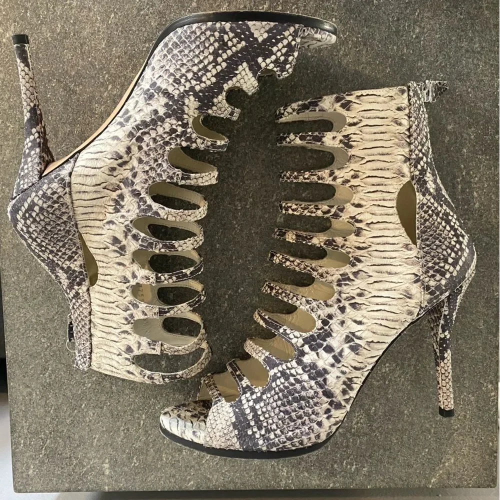 Stuart Weitzman Snakeskin Leather Gladiator Sandal Pumps in Grey